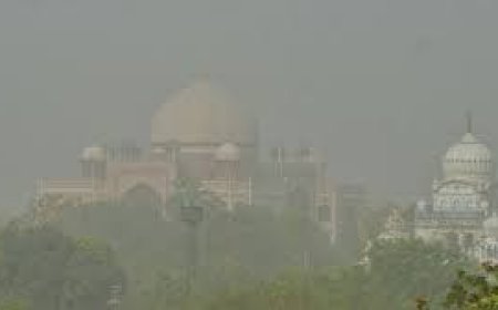 दिल्ली-एनसीआर में अचानक धुंध से लोग हैरान