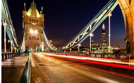 Here are 50 reasons to visit London, explained in a clear and engaging way.